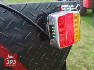 Magnetické-LED-světlo-na-přívěsy-pro-čtyřkolky-